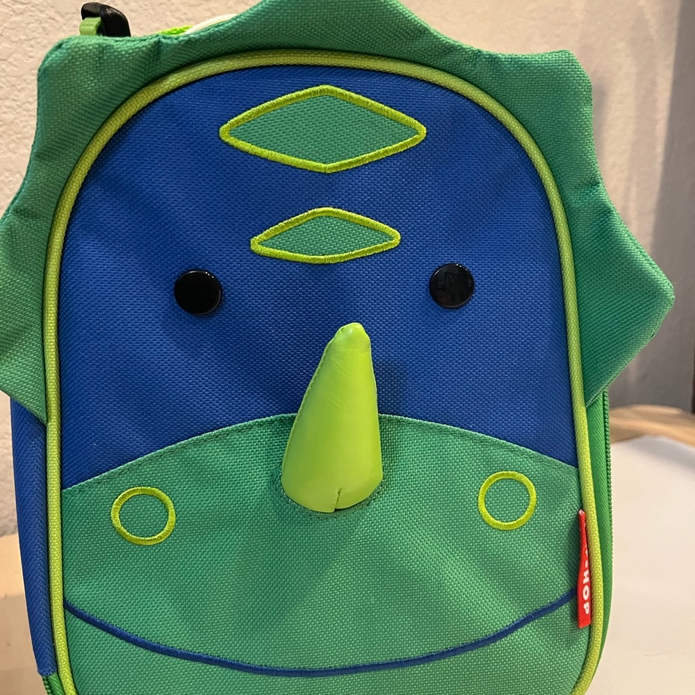@trute79 Dino lunch box SkipHop